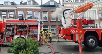 Brand in woning binnenstad Dordrecht; brandweer haalt bewoners van dak