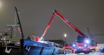 Hoogwerker brandweer haalt patiënt van schip in Sliedrechtse haven