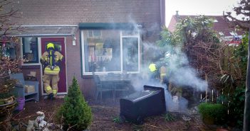 Brand in achtertuin in Nieuw-Lekkerland; meldkamer schaalt op