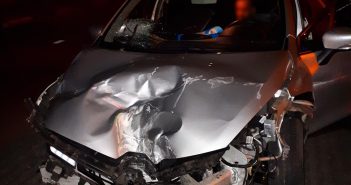 Dronken automobilist (27) rijdt na ongeval weg met straatnaambord in voorruit