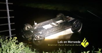 Automobiliste belandt op z’n kop in Giessenburgse sloot