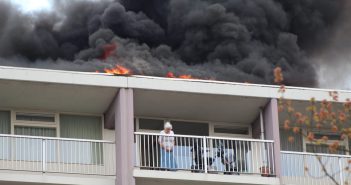 Zeer grote brand op dak van flat in Dordrecht