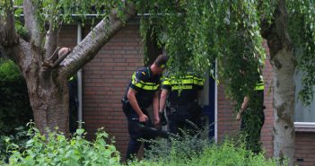 Hardinxvelder (55) aangehouden voor mishandeling; politie ramt deur