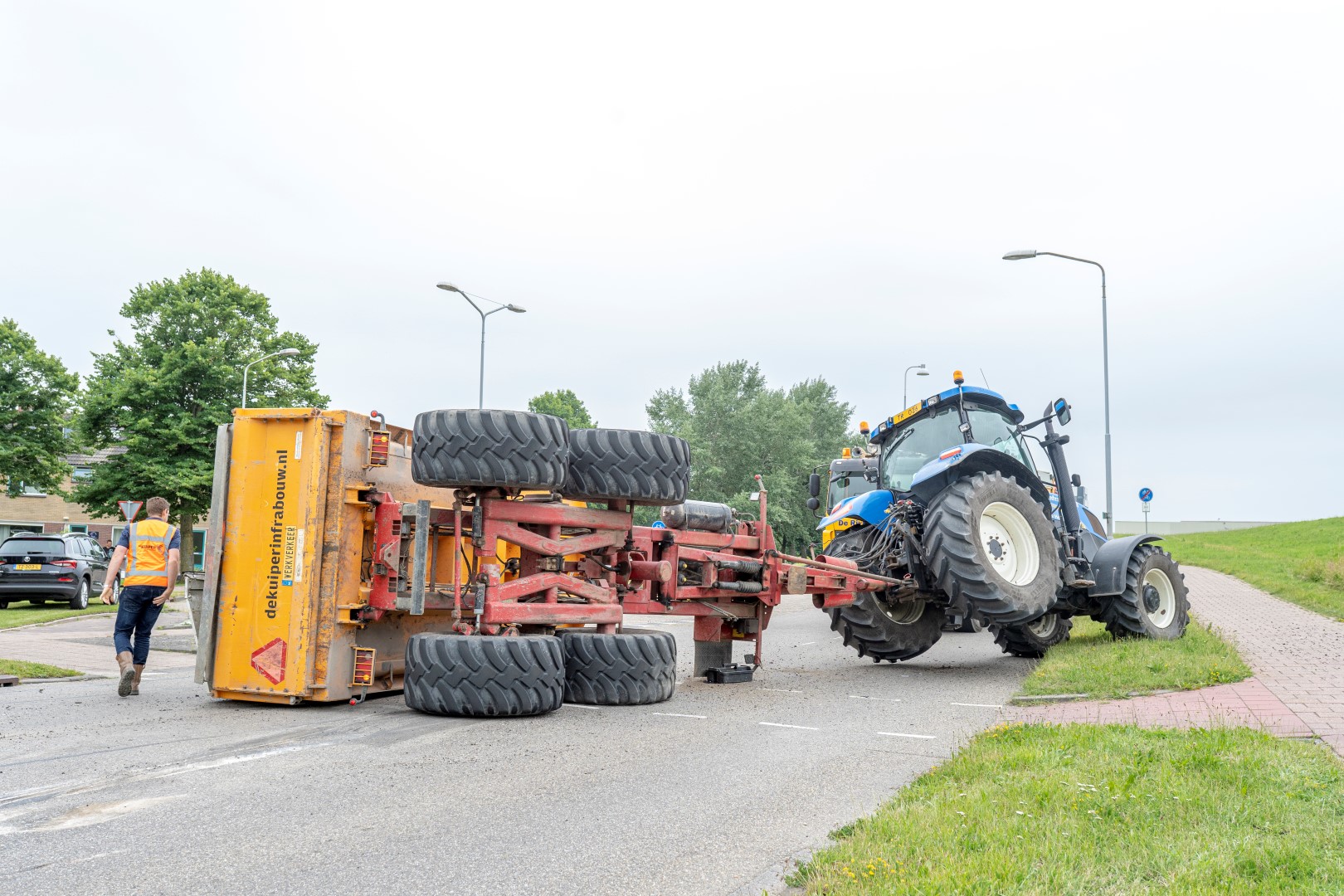 Opblazen snijden Bloody Aanhanger van trekker kantelt op Noordhoek in Papendrecht - ZHZActueel