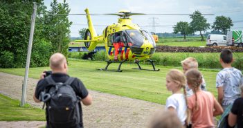 Traumahelikopter landt in Nieuw-Lekkerland om baby in nood