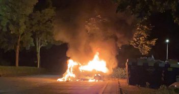 Auto door brand verwoest op parkeerplaats in Papendrecht (video)