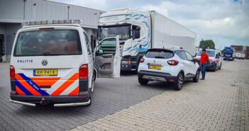 Vrachtwagenchauffeur raakt auto, merkt niets en rijdt door; politie helpt