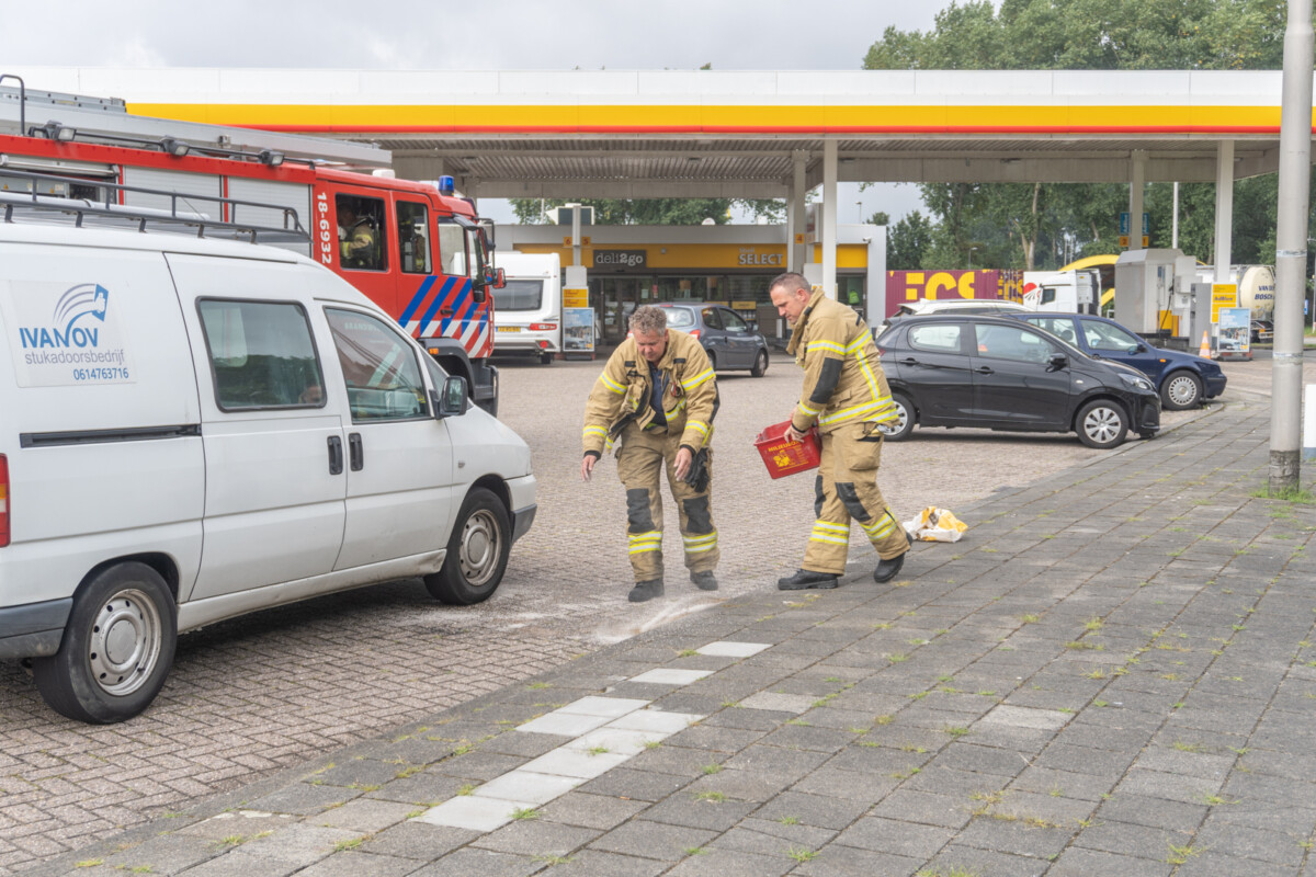 Bestelbus met kokende motor langs snelweg bij Alblasserdam