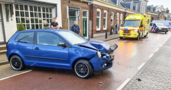 Automobiliste glijdt weg op dijk in Alblasserdam en botst tegen lantaarnpaal