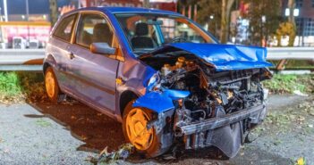 Auto belandt in vangrail na geruzie op A15 bij Alblasserdam
