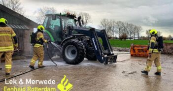 Tractor in brand op boerderij in Noordeloos