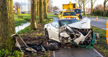 Ferrari crasht tegen boom tijdens proefrit in Nieuwpoort