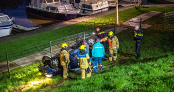 Automobilist onder invloed rijdt van dijk en slaat over de kop in Arkel