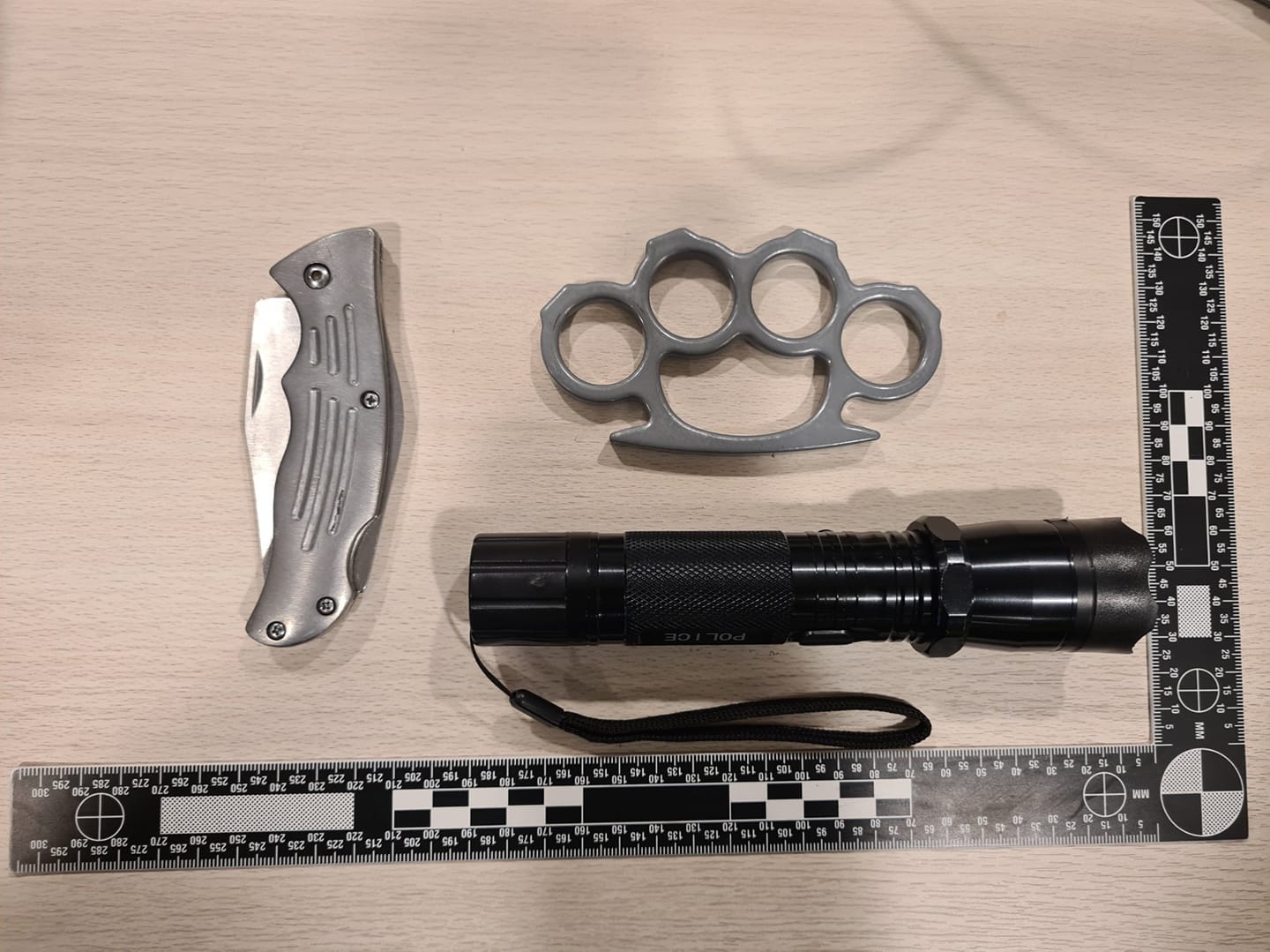 Jongens (11 en 14 jaar) met mes, boksbeugel en stroomstootwapen aangehouden in Dordrecht - ZHZActuee