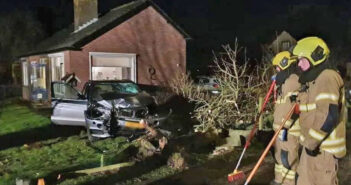 Auto rijdt tuin in bij woning in Giessenburg; brandweer ruimt omgereden boom op