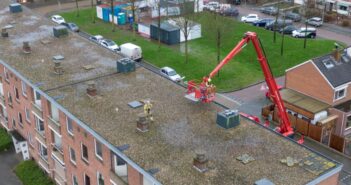 Brandweer verhelpt waterlekkage bij flat in Alblasserdam