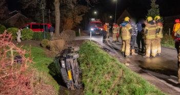 Bestuurder onder invloed van alcohol rijdt auto in de sloot in Schelluinen