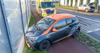 Auto tolt tegen middengeleider en geluidswal na botsing met auto
