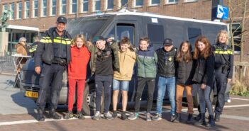 Politie met escaperoom en wervingsbus op Raadhuisplein in Alblasserdam