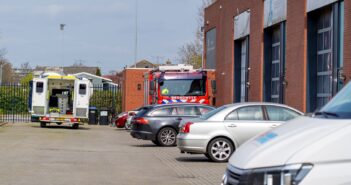 Vrouw gewond na val van trap in bedrijfspand in Alblasserdam; brandweer helpt