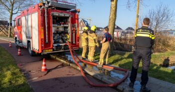 Berm in brand langs Oude Torenweg in Alblasserdam
