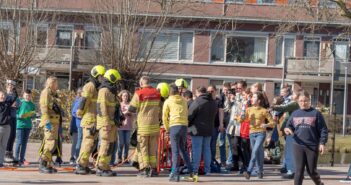 Brandweer bevrijdt jongen uit doeltje op schoolplein in Alblasserdam