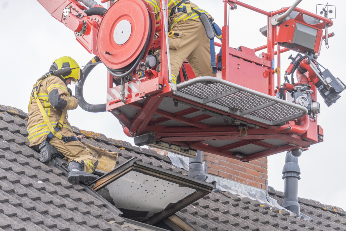 Flinke zolderbrand ontdekt in Papendrecht na melding van brandlucht bij de buren