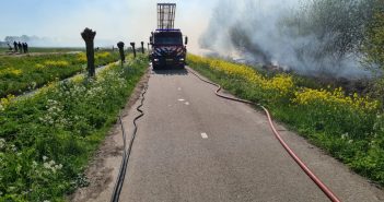 Flinke brand langs het spoor bij Arkel houdt brandweer uren bezig