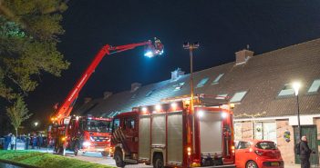 Vlammen uit de schoorsteen in de Waterlelie; brandweer rukt met spoed uit
