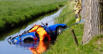 Automobilist belandt in sloot langs de N216 bij Ottoland