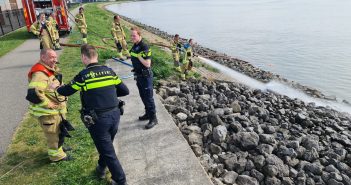 Opnieuw brand langs rivier; brandweer Alblasserdam zet dompelpomp in