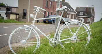 Witte fiets geplaatst op ongevalsplek Lekdijk; brandweer reinigt alsnog wegdek