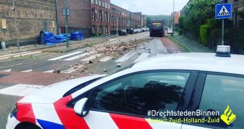 Vrachtwagenchauffeur verliest lading in Dordrecht