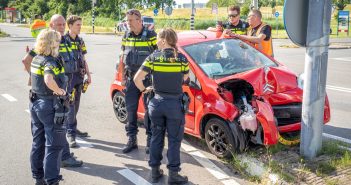 Beschonken man knalt tegen paal en trapt tegen ruit van politiebus
