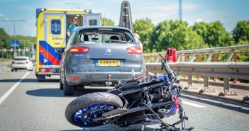 Motorrijdster klapt achterop auto en belandt na salto op voorruit van auto