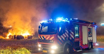Tientallen hooibalen in brand in Alblasserdam en Ridderkerk; brandweer uren bezig