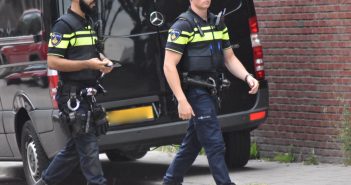 Team Parate Eenheid en arrestatieteam in Alblasserdam om uithuisplaatsing