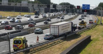 Automobilist rijdt op vrachtwagen op A16 bij Zwijndrecht
