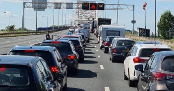 Files rondom Merwedebrug nadat slagboom tussen cabine en trailer terechtkomt