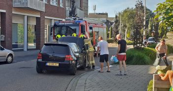 Auto vliegt in brand in Groot-Ammers; buurtbewoners blussen