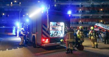 Uitslaande brand op dak van flat in Zwijndrecht; brandweer schaalt op