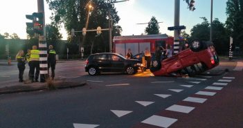 Auto slaat over de kop bij aanrijding in Dordrecht