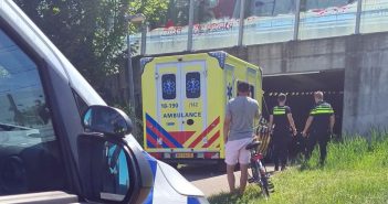Frontale botsing tussen fietsers in Heerjansdam; zeventiger naar het ziekenhuis