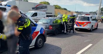 Gevaarlijk slingerende auto op A16 bij Dordrecht; politie ramt auto