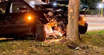 Jongens knallen met auto tegen boom in Alblasserdam en slaan op de vlucht