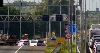 Auto slaat over de kop tijdens ongeval A16 Dordrecht