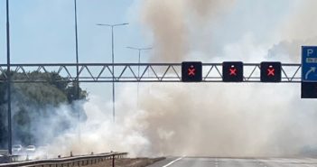 Lange files door bermbrand langs de A16 bij Dordrecht