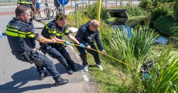 Man belandt met elektrische rolstoel in sloot in Alblasserdam