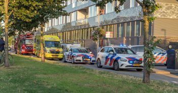 Politie, brandweer en ambulances bij reanimatie in Alblasserdam