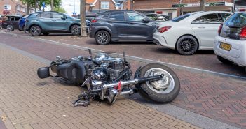 Motorrijders raken gewond bij botsing op Dam in Alblasserdam